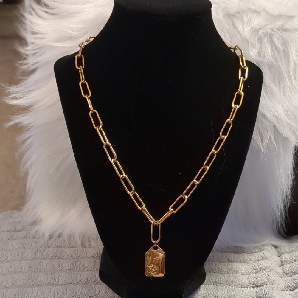 Elegant Gold Link Necklace with Pendant